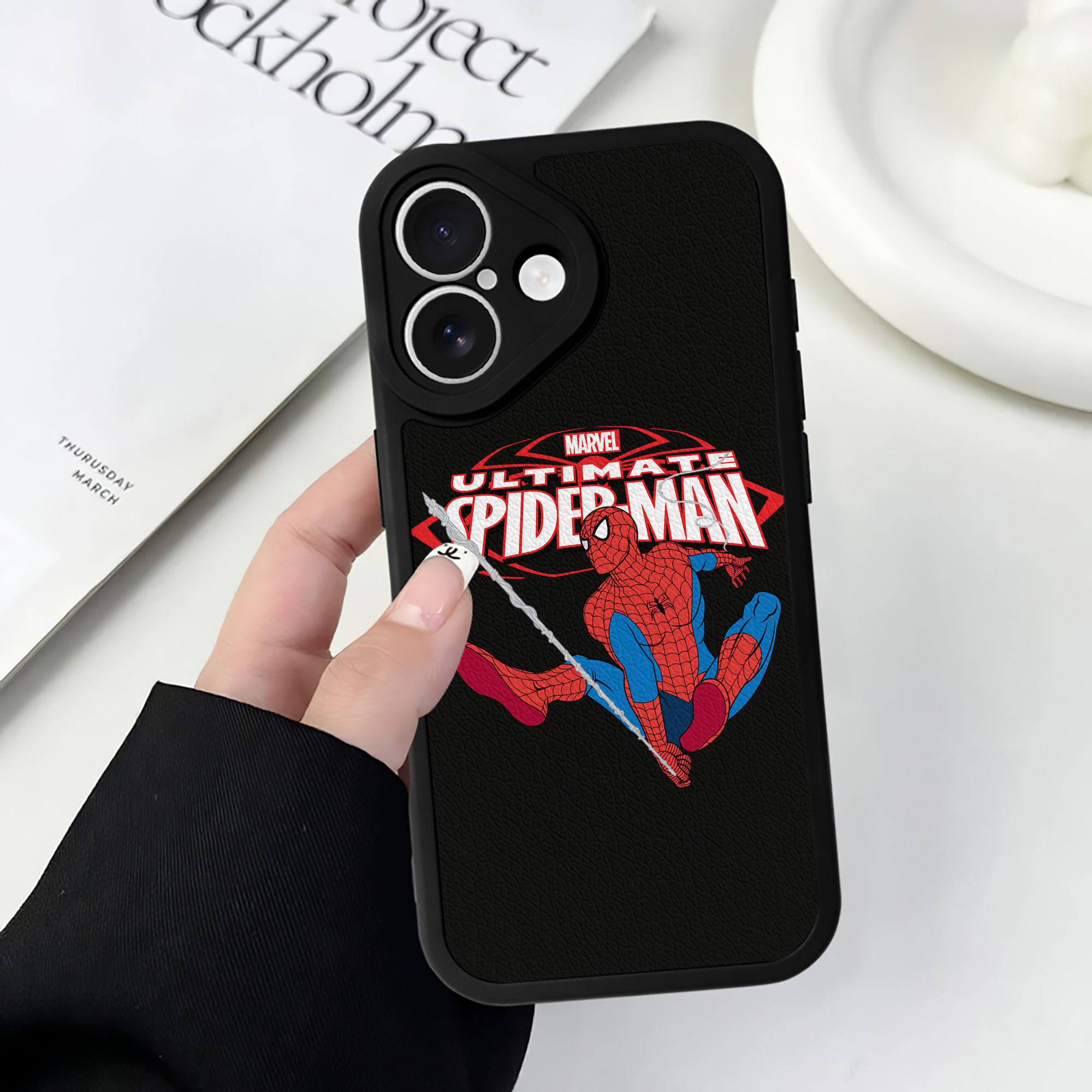 Spider Man スパイダーマン 【iPhone 16シリーズ対応】シリコンスマホケース（レザー調） 材質：シリコン